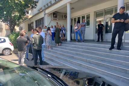 Uoči presude Daliboru Mandiću za teško ubistvo u Banjaluci: Ispred Okružnog suda okupljen veći broj prijatelja ubijenog Ariela Bogdanovića