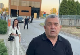 (VIDEO) Prvi put u javnosti nakon skandala sa Zvezdanom: Otac Anđele Đuričić STIGAO NA FINALE "Elite 8"