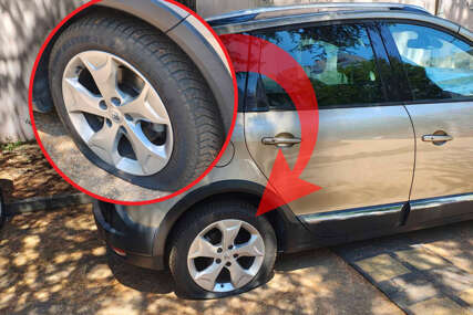 (FOTO) "GODINAMA DOLAZIMO" Srbi otišli na vikend u Hrvatsku, pa na parkingu zatekli izbušene gume od automobila