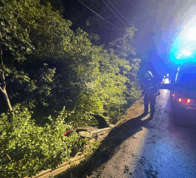 (FOTO) Saobraćajka u Banjaluci: Vozač sletio automobilom, pa završio u kanalu, intervenisali i vatrogasci