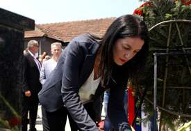 (FOTO) “Nevine žrtve su ugrađene u temelj Srpske” Trivićeva sa delegacijom Narodnog fronta u Bratuncu na obilježavanje 33 godine od stradanja 3.267 Srba