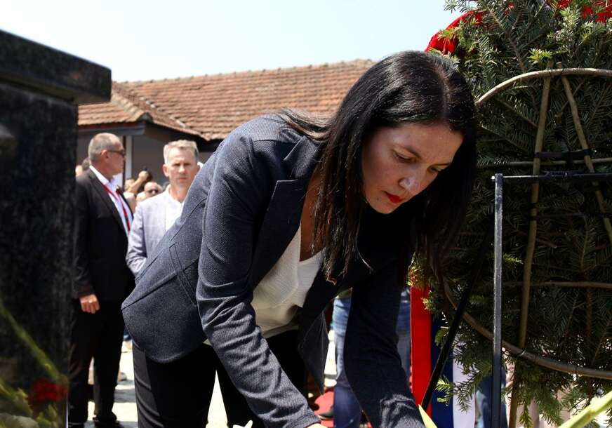 (FOTO) “Nevine žrtve su ugrađene u temelj Srpske” Trivićeva sa delegacijom Narodnog fronta u Bratuncu na obilježavanje 33 godine od stradanja 3.267 Srba