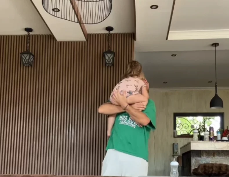 (FOTO) MUŽ MARIJE MIKIĆ U SUZAMA Oglasio se na mrežama, pa objavom sve raznježio