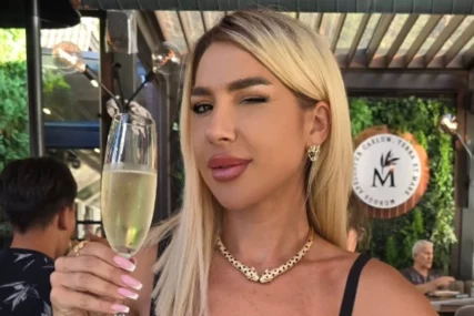 (FOTO) Svi se okreću za njom: Jovana Jeremić uživa na Zlatiboru, nazdravlja i namiguje U DEKOLTEU DO PUPKA