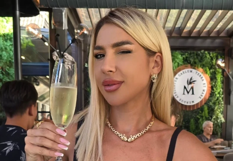 (FOTO) Svi se okreću za njom: Jovana Jeremić uživa na Zlatiboru, nazdravlja i namiguje U DEKOLTEU DO PUPKA