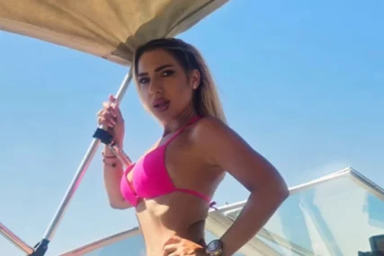 (FOTO) ŽIVI PUNIM PLUĆIMA Jovana Jeremić se raspištoljila na jahti, Izmijenjala sve poze