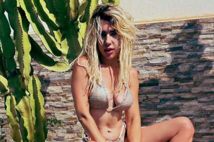 (FOTO) "Erotika u pogledu, čista divljina" Jovana Jeremić ČUČI KRAJ BAZENA u bikiniju sa razbarušenom kosom