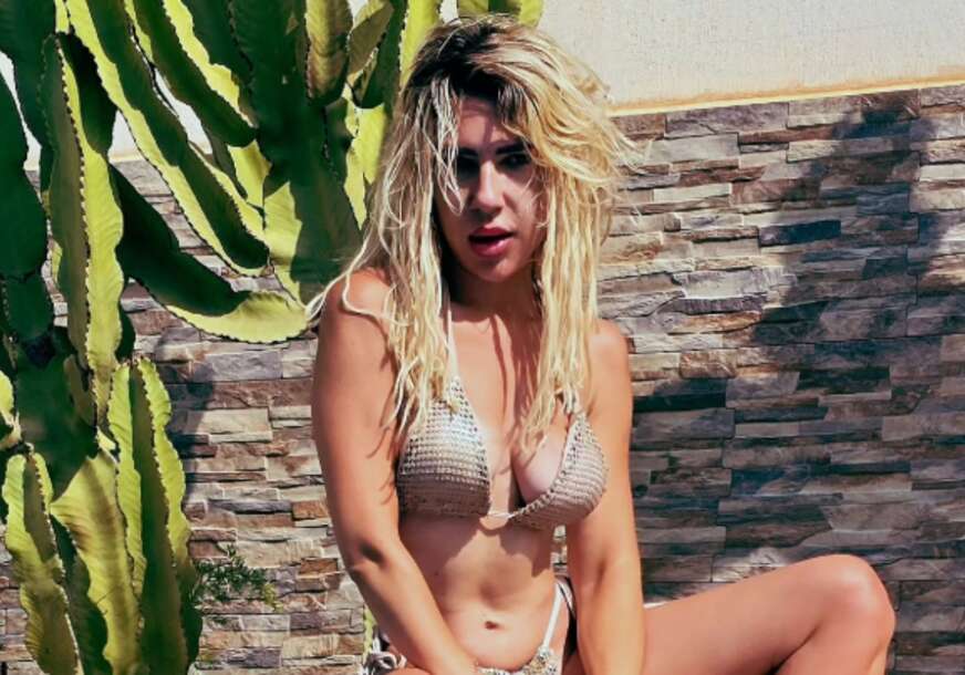 (FOTO) "Erotika u pogledu, čista divljina" Jovana Jeremić ČUČI KRAJ BAZENA u bikiniju sa razbarušenom kosom