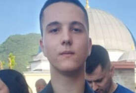 (FOTO) Porodica moli za pomoć: U Budimpešti nestao Kristijan Đukelić (15) iz Mrkonjić Grada