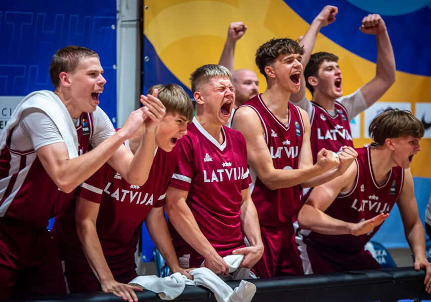 košarkaši Letonije (U18) slave pobjedu protiv Litvanije