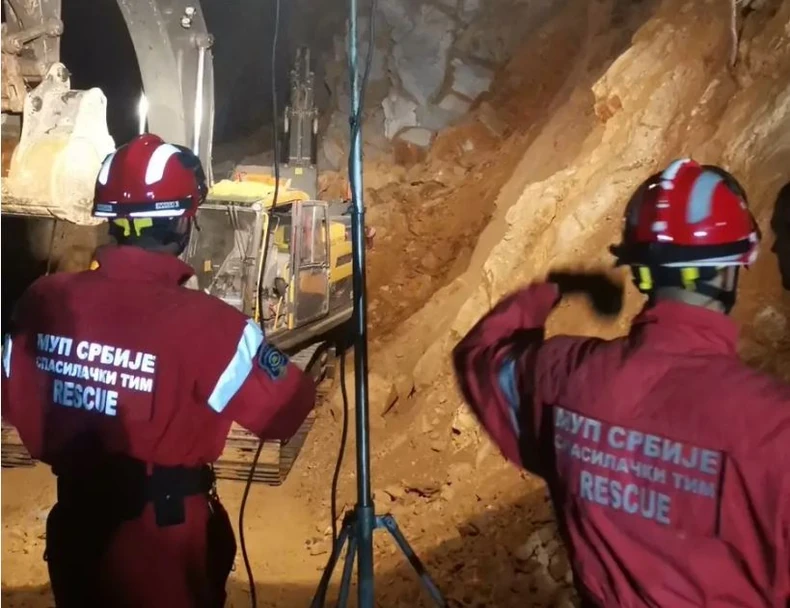 SATIMA IZVLAČILI TIJELO Radnik poginuo nakon što su ga zatrpale tone kamenja