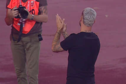 Marko Arnautović pozdravlja navijače
