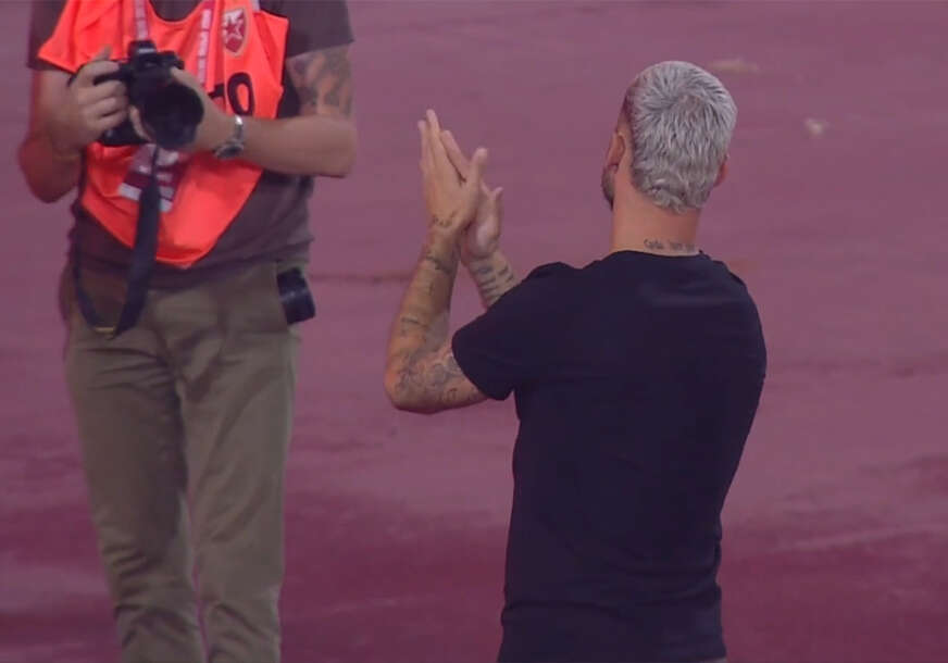 Marko Arnautović pozdravlja navijače