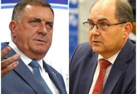 (FOTO) Šmit bi da nametne, Dodik da opstruiše, opozicija da protestuje: Kome smeta uvođenje novih tehnologija u izborni proces