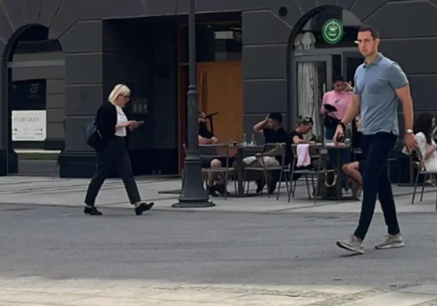 (VIDEO) „Mnogi su ga prepoznali, ali mu niko nije prišao“ Brat Ane Ivanović u Beogradu, šeta u elitnom naselju u kežual izdanju
