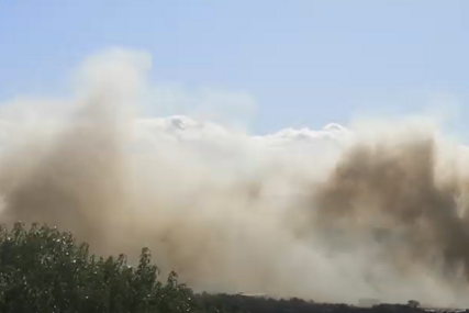 (VIDEO) Vatrogasci na terenu: Veliki POŽAR U MOSTARSKOJ FIRMI, dio grada prekrio gusti dim