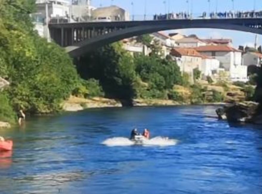 Drama tokom skokova sa Starog mosta u Mostaru, spašen muškarac iz Neretve