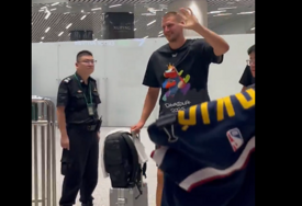 (VIDEO) Spektakularna dobrodošlica za Jokića u Kini: Srpski as na poklon DOBIO KONJSKU GLAVU, a navijači ga dočekali skandiranjem