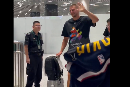 (VIDEO) Spektakularna dobrodošlica za Jokića u Kini: Srpski as na poklon DOBIO KONJSKU GLAVU, a navijači ga dočekali skandiranjem