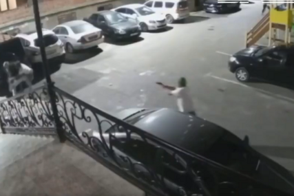 (VIDEO) Napadnut ispred svoje zgrade: Dvojica napadača zapucala na ruskog MMA borca, jedva ostao živ