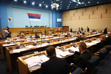 JUČE JE BILO BURNO Poslanici i danas u skupštinskim klupama, EVO ŠTA JE NA DNEVNOM REDU