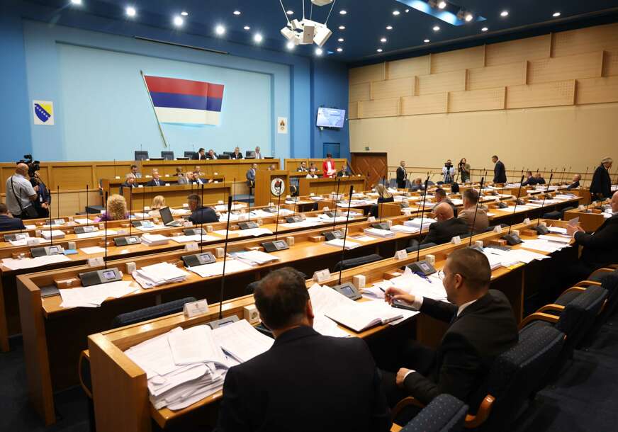 JUČE JE BILO BURNO Poslanici i danas u skupštinskim klupama, EVO ŠTA JE NA DNEVNOM REDU