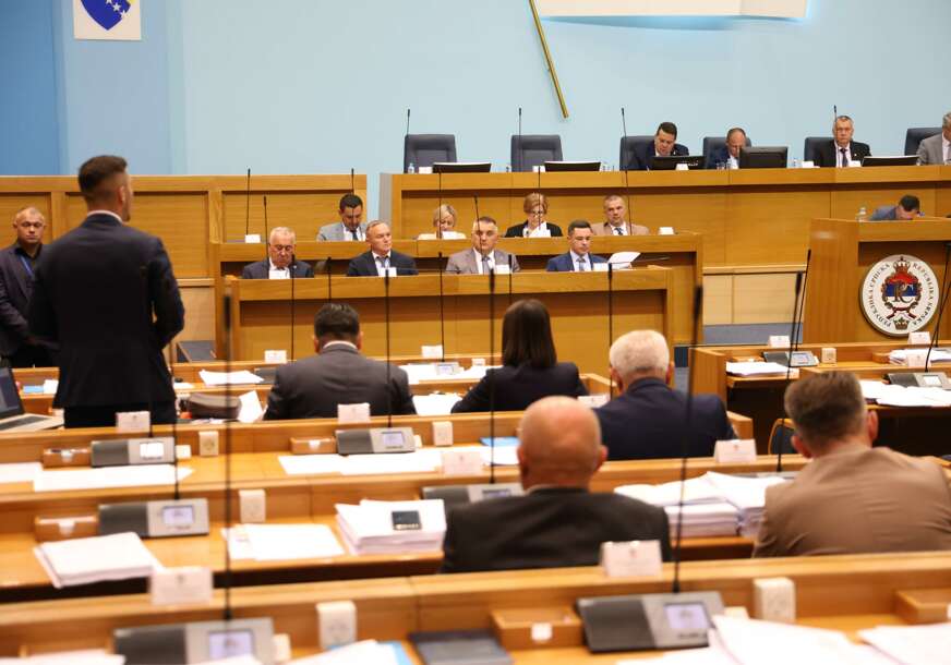 POMETNJA U NSRS Pljušte opomene poslanicima opozicije, STEVANDIĆ POMENUO SVOJU OSTAVKU