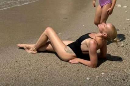 (FOTO) Katja uživa i ne odvaja se od mame: Nataša Bekvalac se opustila sa mlađom kćerkom na plaži