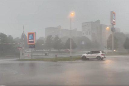 (VIDEO) Snažno nevrijeme poharalo Sloveniju: Olujni vjetrovi RUŠILI KROVOVE i obarali drveće