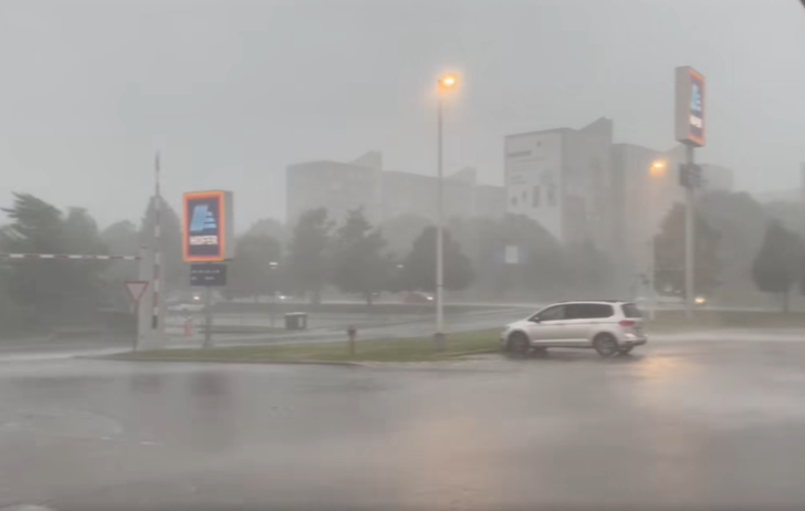 (VIDEO) Snažno nevrijeme poharalo Sloveniju: Olujni vjetrovi RUŠILI KROVOVE i obarali drveće