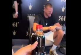 (VIDEO) Nikola Jokić NASMIJAO KINEZE do suza: Ponudili mu koka kolu, njegova reakcija ih je bacila u trans
