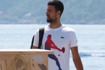 (FOTO) Pao i sočan poljubac: Đokoviću i Jeleni popustile kočnice na moru, uhvaćeni u STRASTVENOM ZAGRLJAJU na Mikonosu