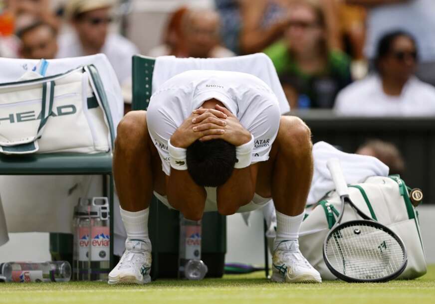 Novak Đoković se relaksira dok sjedi na stolici