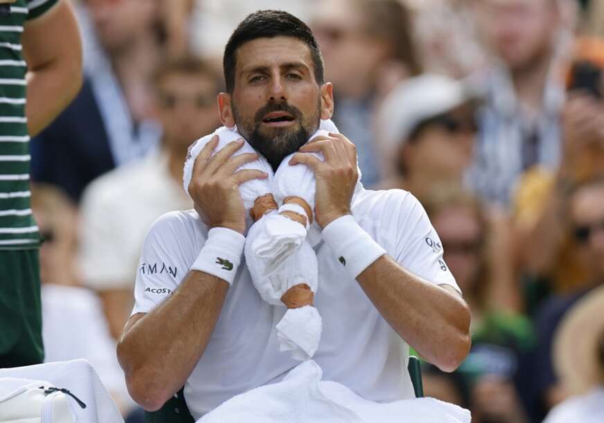 Novak Đoković se hladi peškirom