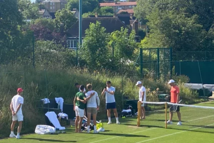 (FOTO) Odradili trening, pa ovjekovječili trenutak: Tanka linija između SPARING PARTNERA Novaka Đokovića i njegovog FANA