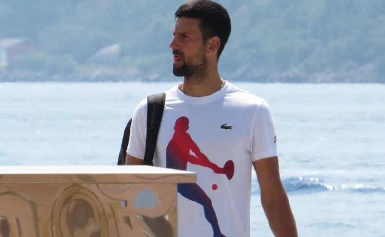 (FOTO) Pao i sočan poljubac: Đokoviću i Jeleni popustile kočnice na moru, uhvaćeni u STRASTVENOM ZAGRLJAJU na Mikonosu