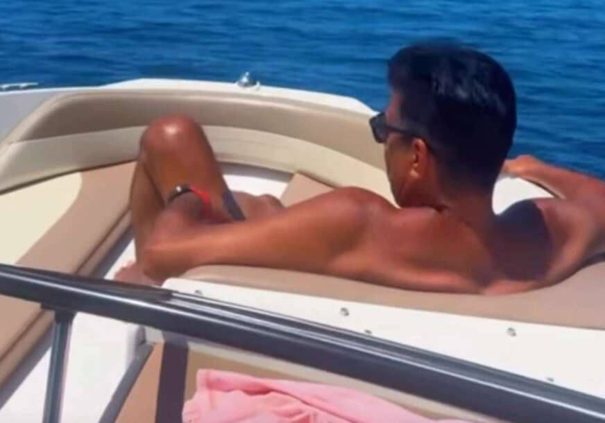 „JURIM ŽENE I DALJE“ Voditelj (60) uživa na odmoru nakon što se razveo od Dragane, pokazao i koliko je pocrnio