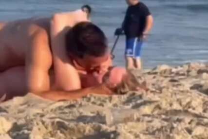 (VIDEO) DEGUTANTAN PRIZOR SA PLAŽE Snimak para koji se BESRAMNO PREPUSTIO STRASTIMA pred djecom SVE ZGROZIO