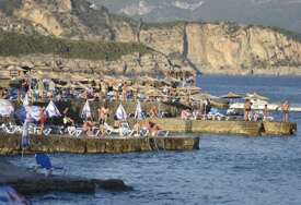Cijene na Pločama u Budvi i nisu toliko paprene: Vlasnici plaža otkrivaju koliko zaista koštaju ležaljke, ulaz i piće