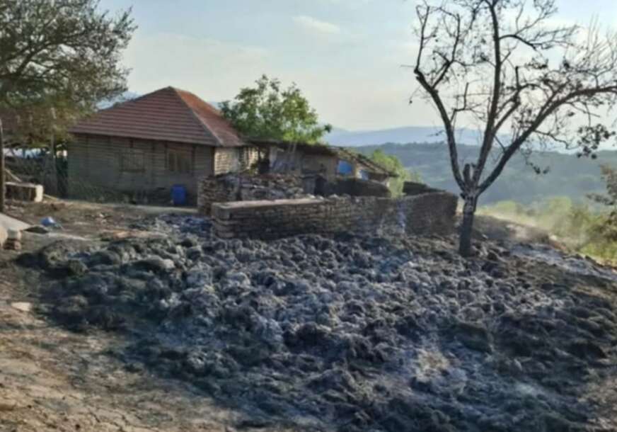 (FOTO) Buknula vatra i odnijela sve: Ilićima je POTREBNA NAŠA POMOĆ, nakon požara su ostali bez sijena, štale za stoku i alata