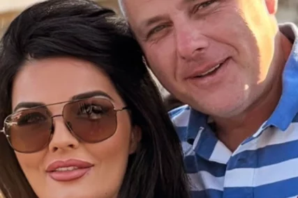 (FOTO) Pozirali zagrljeni, ne skidaju osmijehe s lica: Milena Popović u dekoltiranoj bluzi, Jurić u mornarskoj majici