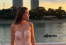 (FOTO) ANICA U ULTRA KRATKOM MINIĆU 39 godina mlađa djevojka Lazara Ristovskog obukla haljinu od kristala, muškracima padaju vilice