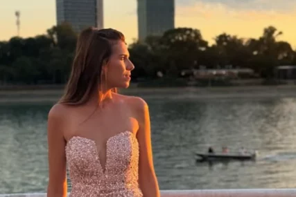 (FOTO) ANICA U ULTRA KRATKOM MINIĆU 39 godina mlađa djevojka Lazara Ristovskog obukla haljinu od kristala, muškracima padaju vilice
