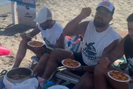 (VIDEO) "Neće nas niko pljačkati" Viralni snimak paradajz turista sa grčke plaže naljutio Srbe