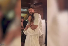 (VIDEO, FOTO) Snimci s TAJNOG VJENČANJA košarkaša Zvezde: Mlada u miniću sa golim leđima, on je čvrsto grli