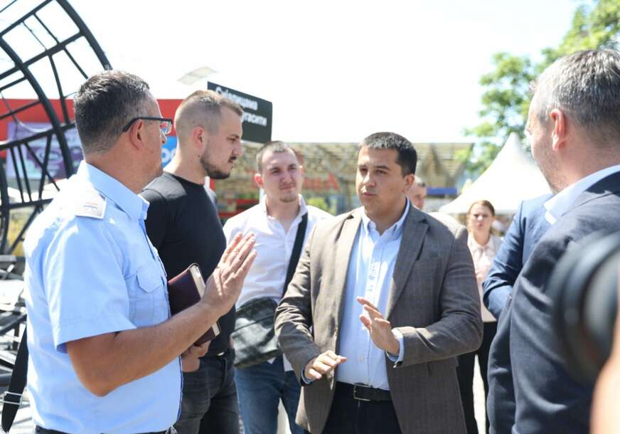 (FOTO) “Stanivuković guši SLOBODU GOVORA na Trgu Krajine” Selak o zabrani konferencije za medije SPS kod “Megafona”
