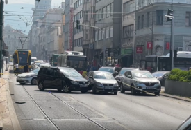 IMA POVRIJEĐENIH Saobraćajna nesreća u centru Sarajeva, učestvovala 3 auta