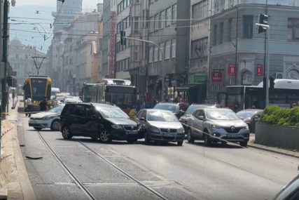IMA POVRIJEĐENIH Saobraćajna nesreća u centru Sarajeva, učestvovala 3 auta