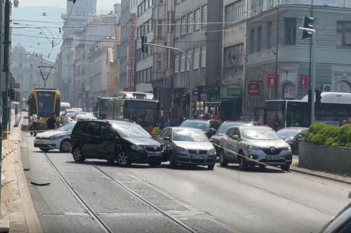 IMA POVRIJEĐENIH Saobraćajna nesreća u centru Sarajeva, učestvovala 3 auta