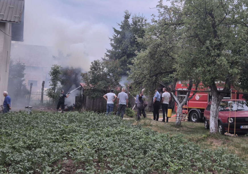 Vatrogasci gase požar